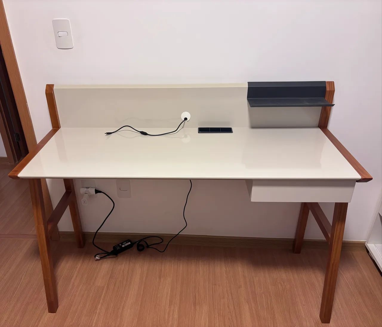Escrivaninha moderna em madeira e branco - excelente estado | 127 cm 