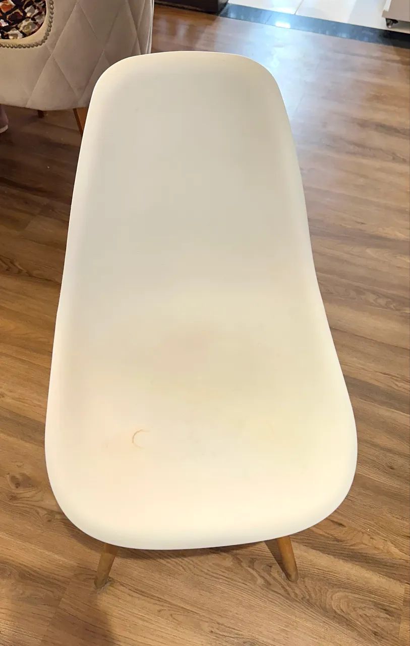 Cadeira Eames DSW Branca Pés de Madeir