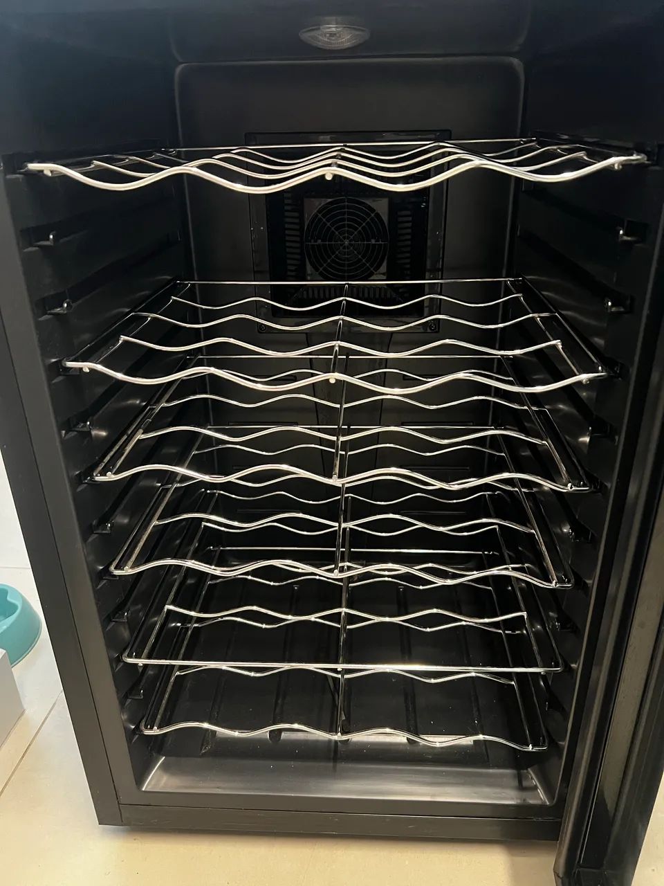 Adega para 28 garrafas marca Easy Cooler - Foto 3