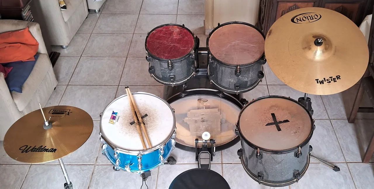 Bateria completa com pratos Só 1400 - Foto 2