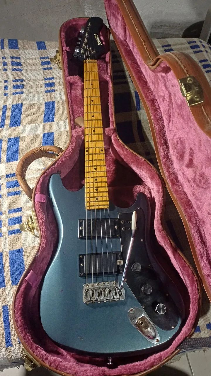 Guitarra Jennifer com case