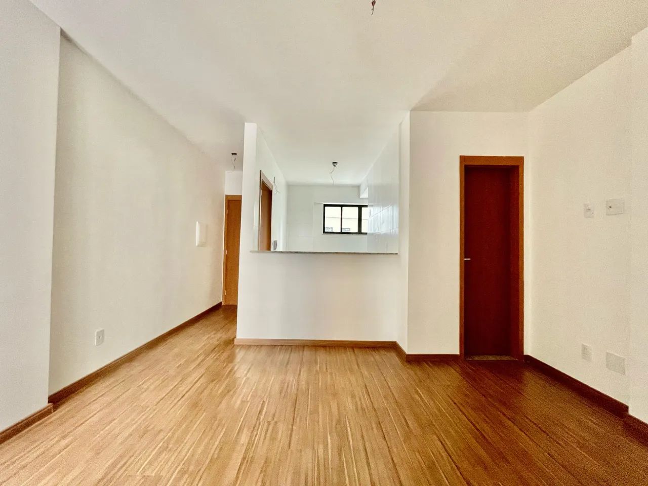 Quarto e sala com varanda e garagem na Padre Café