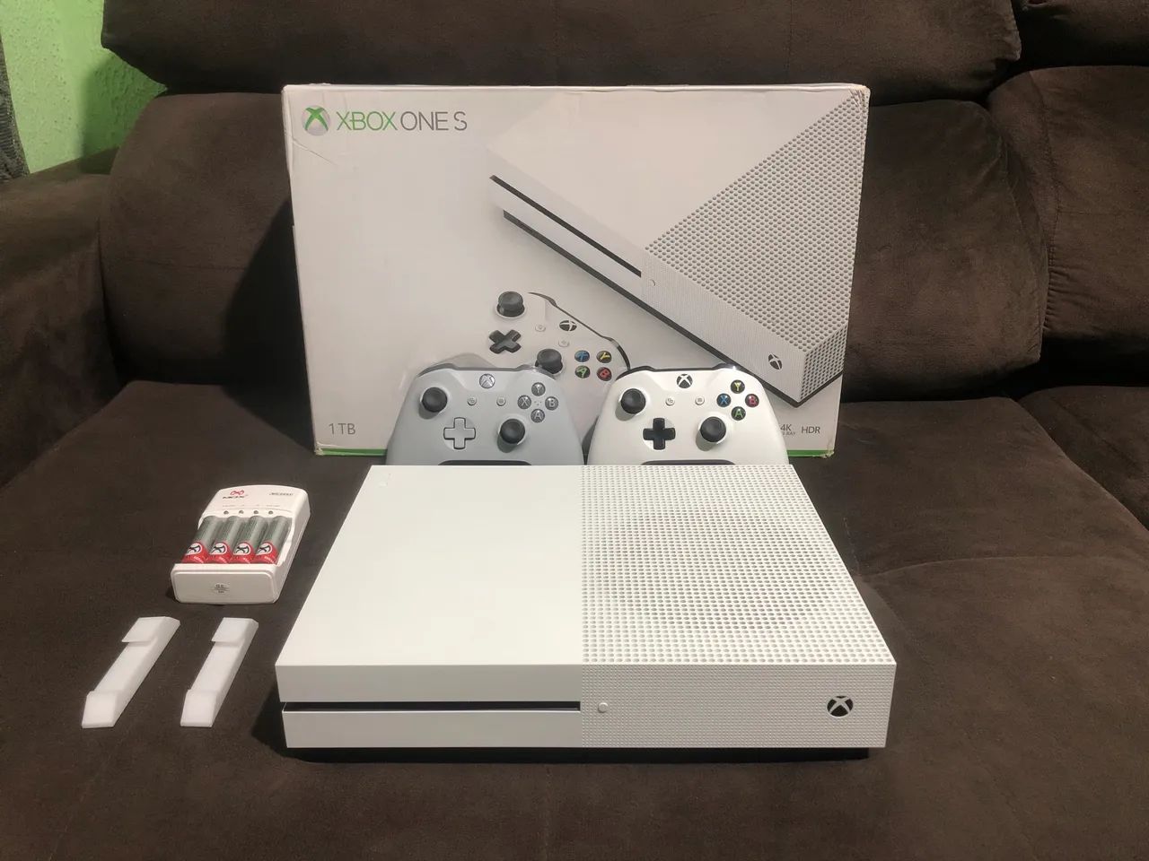 Xbox One S Branco 1TB Completo com 2 Controles e 5 Jogos.
