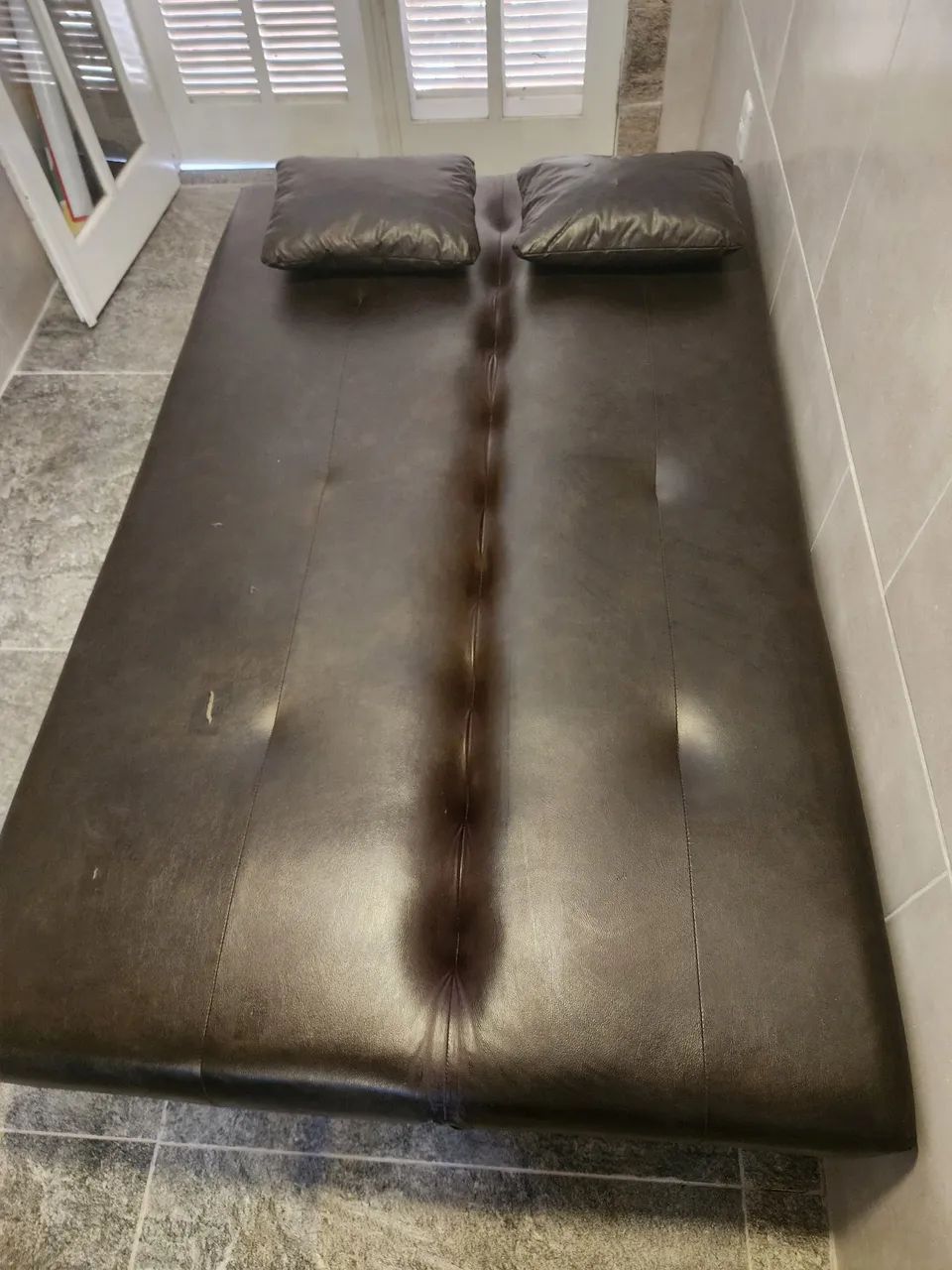Sofá Cama Casal Couro com 2 almofadas  - Foto 3