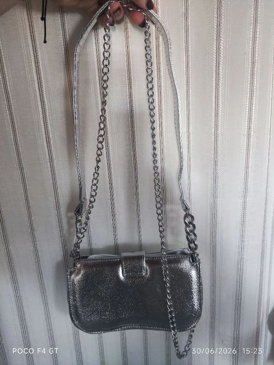 Bolsa Feminina Prata Metalizada com Alça de Corrente - Nova