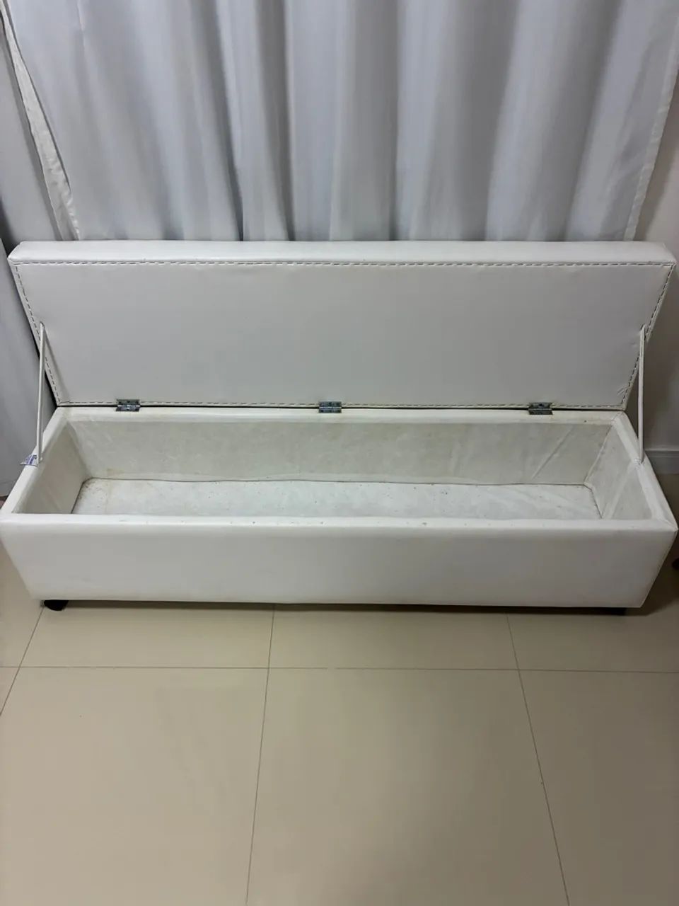 Baú MDF branco com estofado