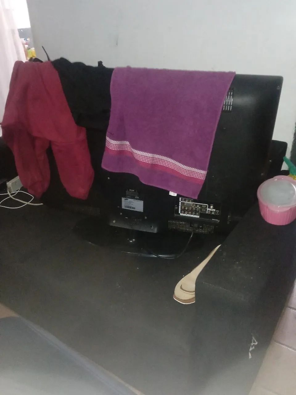 Vendendo um sofá preto de dois lugares sofá-cama