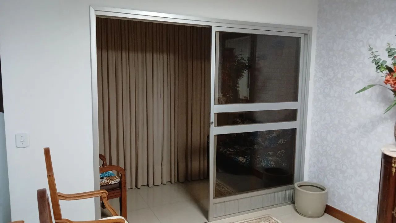 Porta de vidro com alumínio  em ótimo estado de conservação 