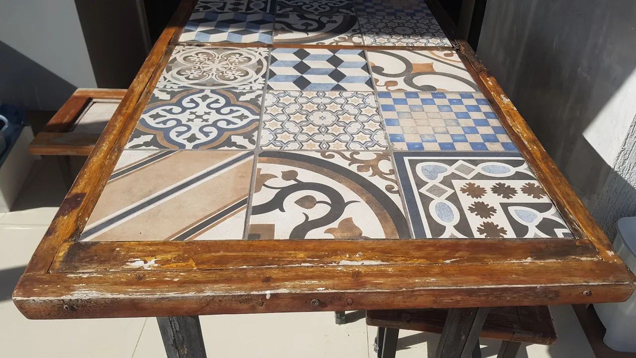 Mesa rústica com 6 bancos 