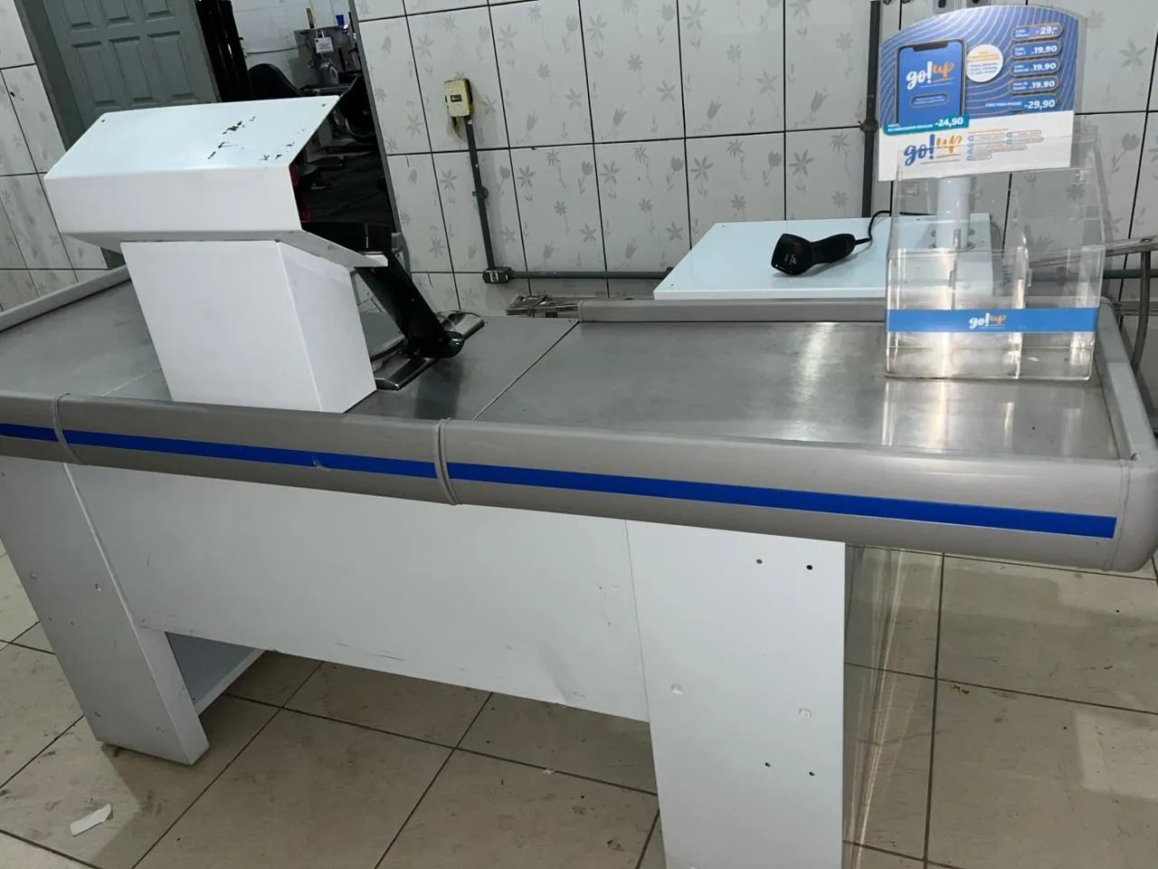 Balcão com balança de caixa  +  leitor móvel de código de barras 2800,00.