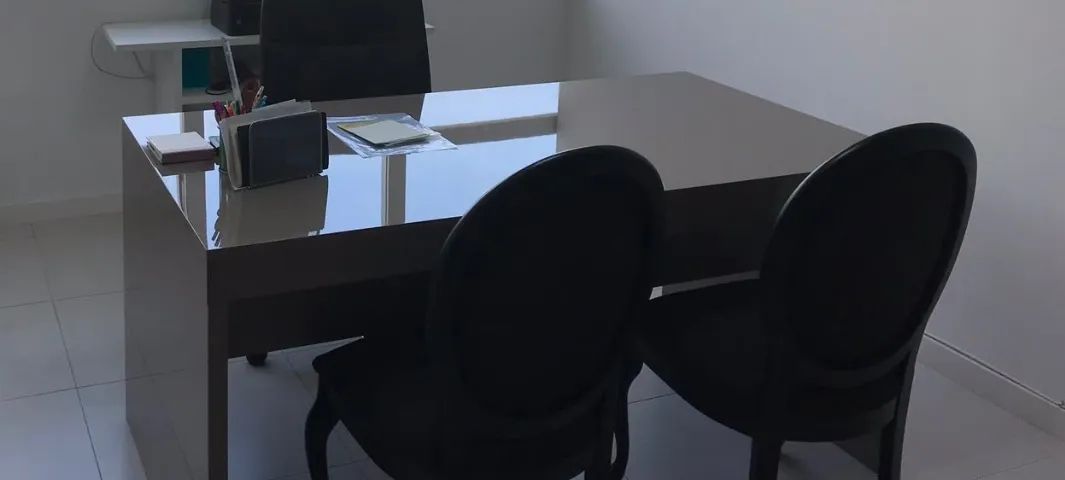 Mesa de reunião cinza com dois gavetões da marca Evivva - Foto 2