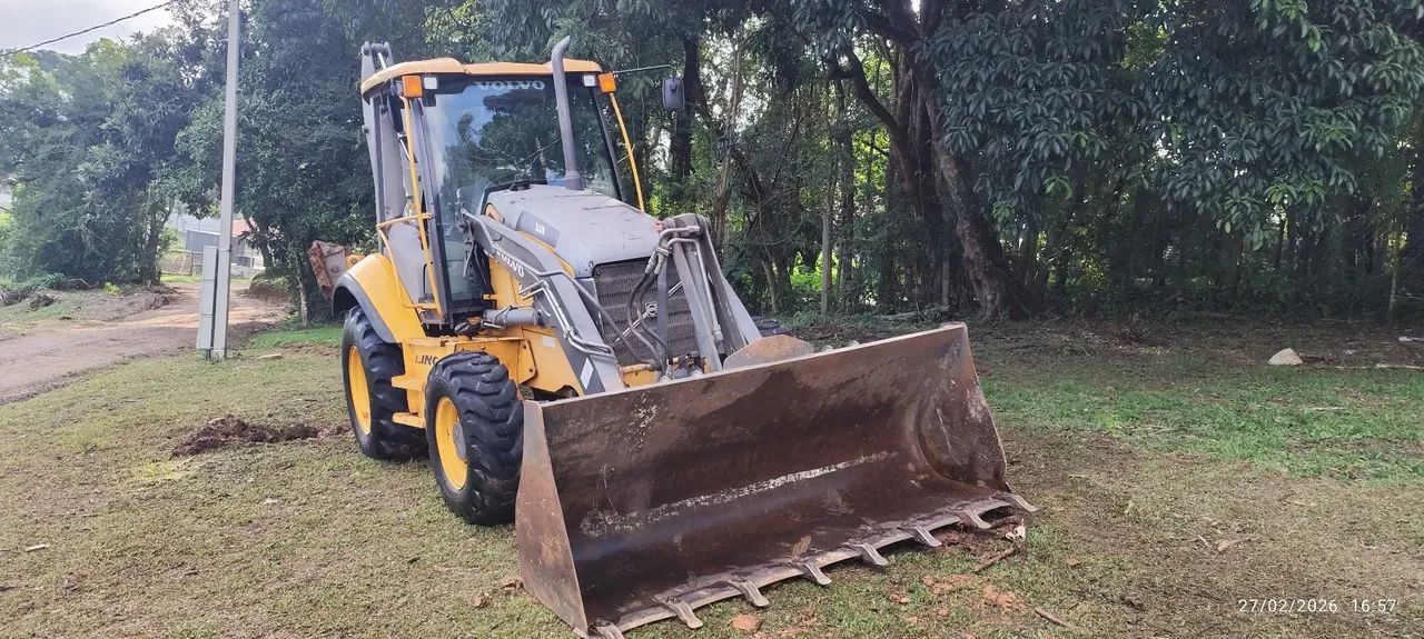 Vende-se Retroescavadeira 4x4 - 4.900h de uso - Foto 6