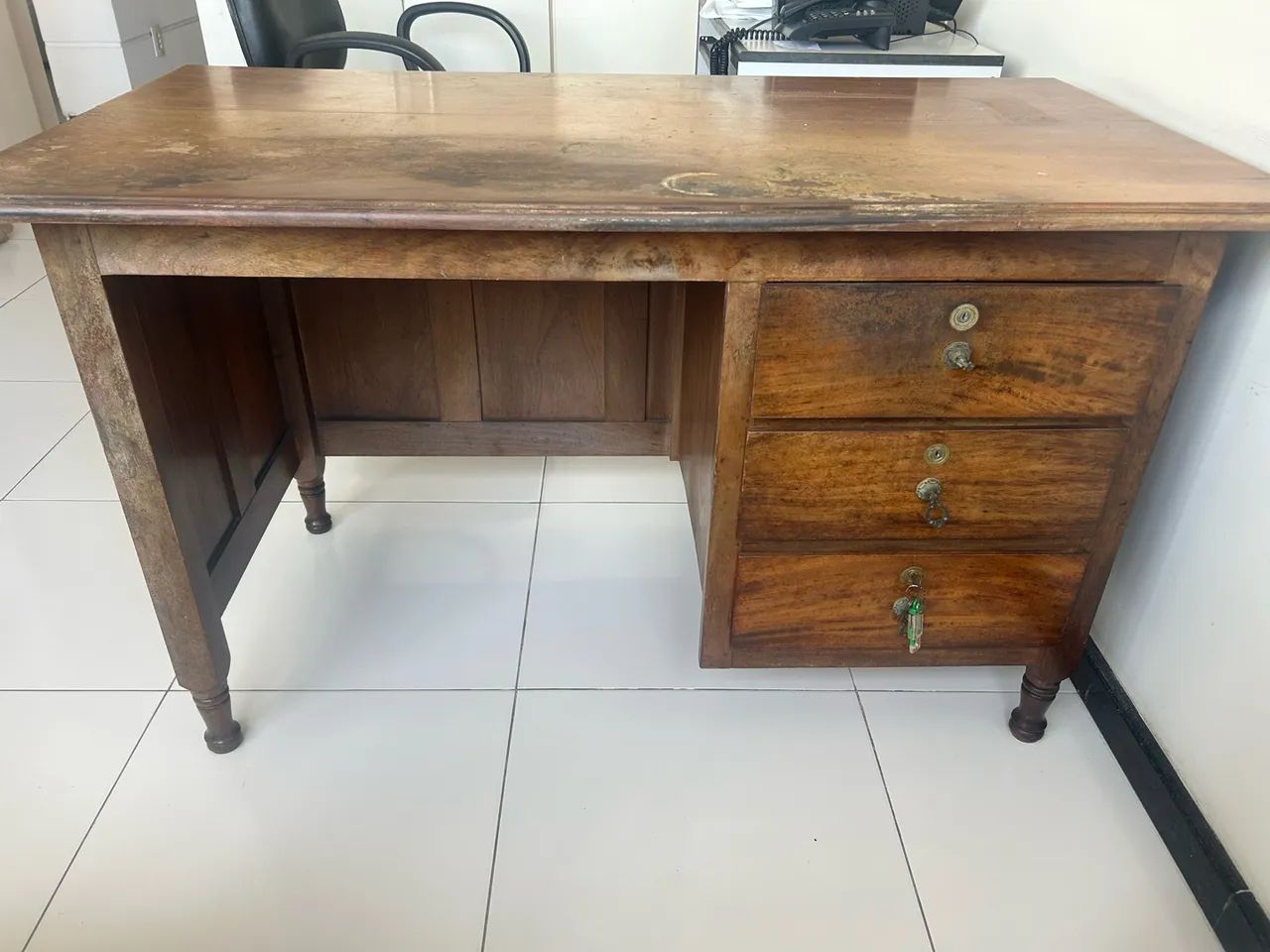 Vendo uma mesa de madeira  para escritório   - Foto 4