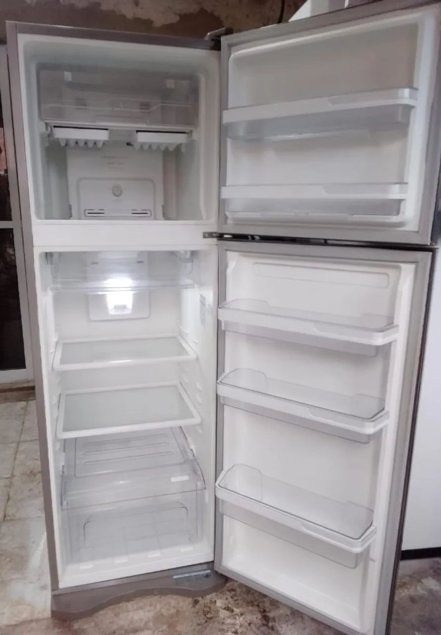 Vendo geladeira funcionando perfeitamente com garantia  - Foto 2
