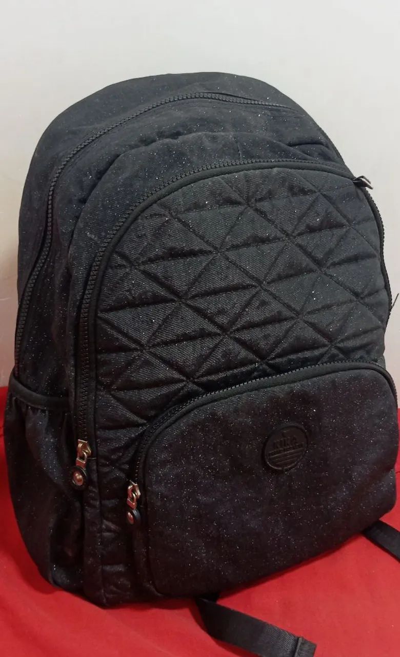 Mochila preta com glitter 
