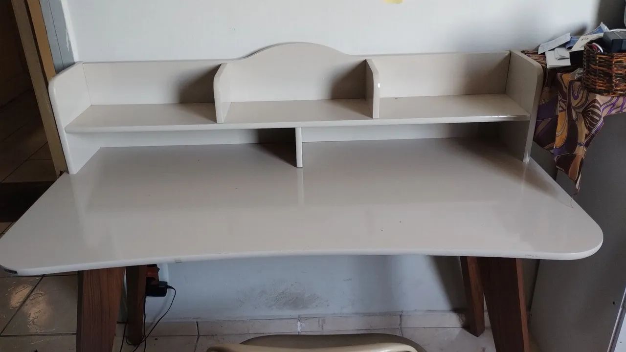 Escrivaninha e cadeira  - Foto 2