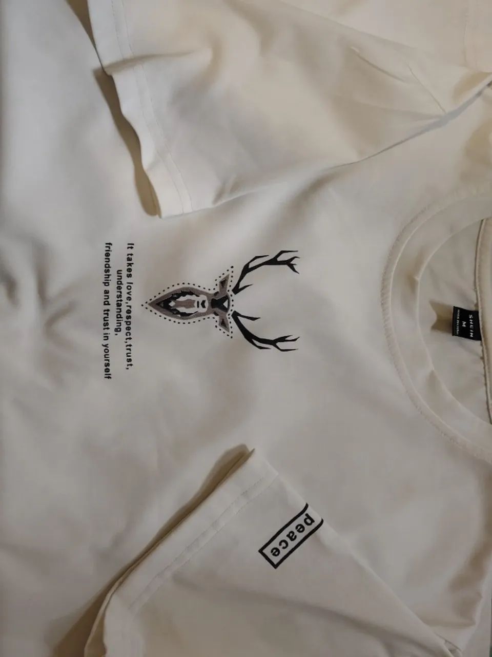 Camiseta off white, usada, em ótimo estado, com estampa - Foto 2