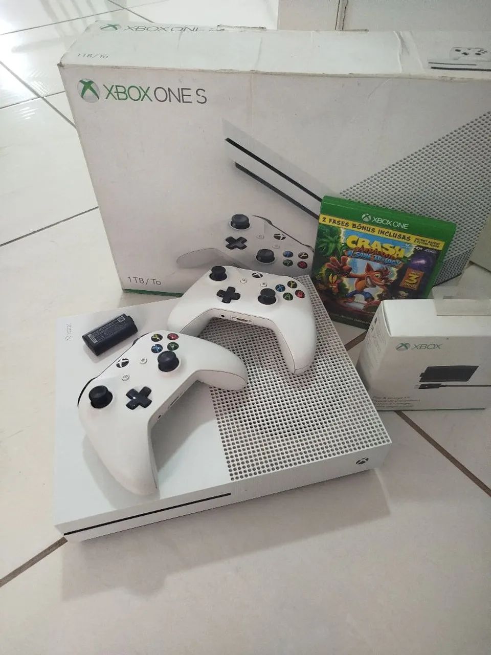 Xbox One S 1TB Branco + 2 Controles + Bateria Recarregável + Jogo + Caixa