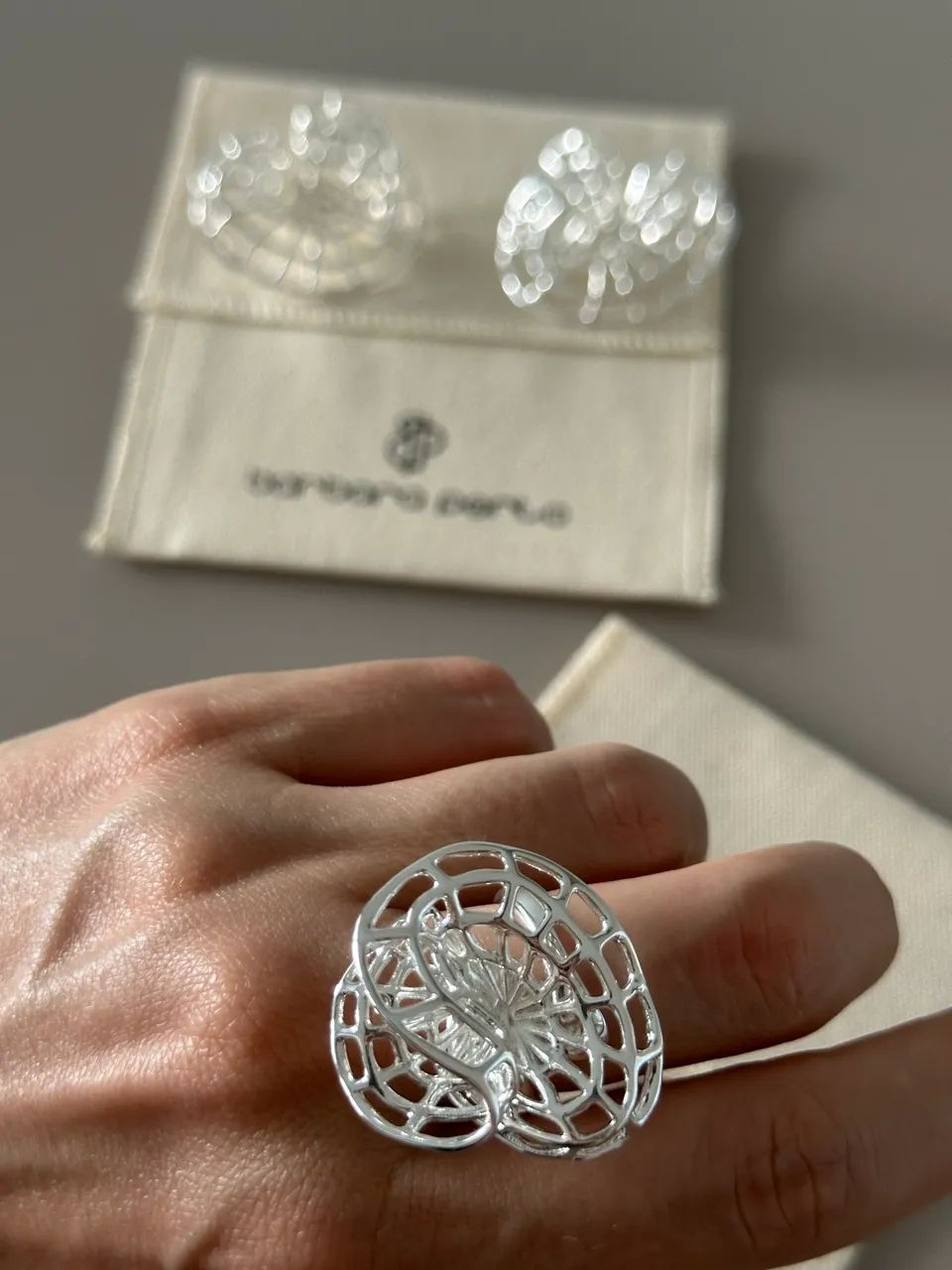 Conjunto brinco e anel Bárbara Porto em prata, design vazado - Foto 2