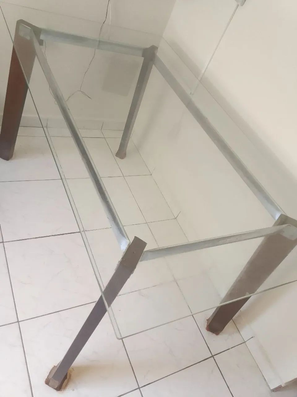 Mesa com Tampo de Vidro e Pés em Madeira - Design Moderno