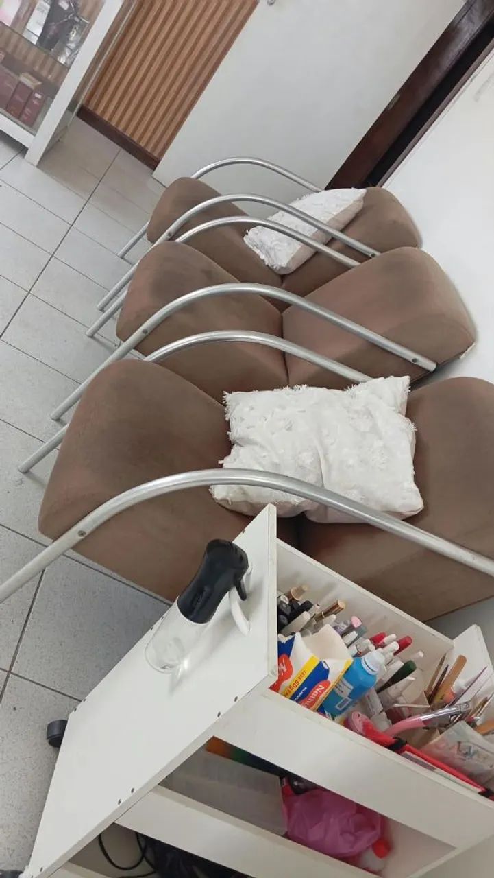 Poltrona decorativa braços de alumínio redondo  - Foto 2