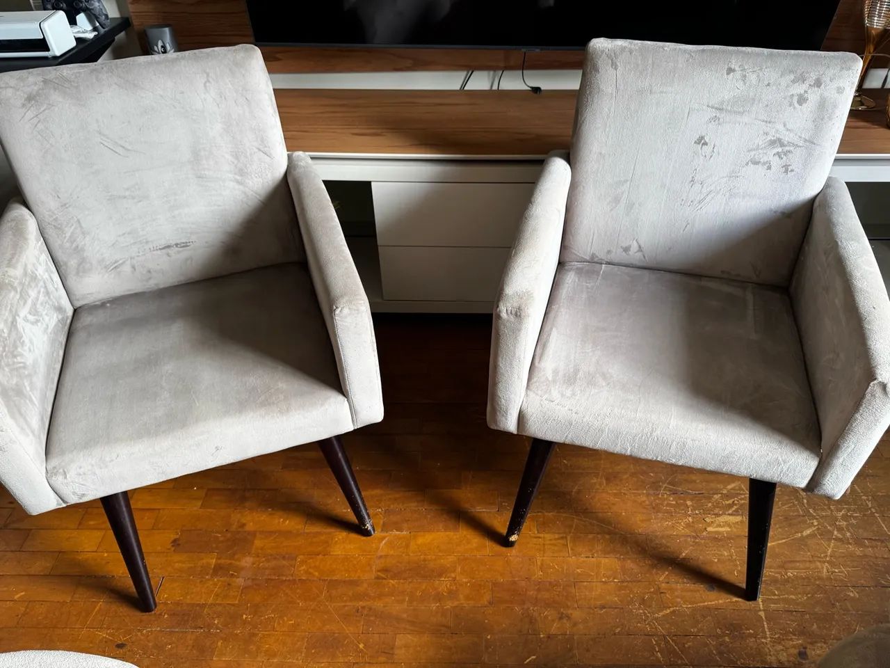 Vendo duas poltronas de camurça cinza