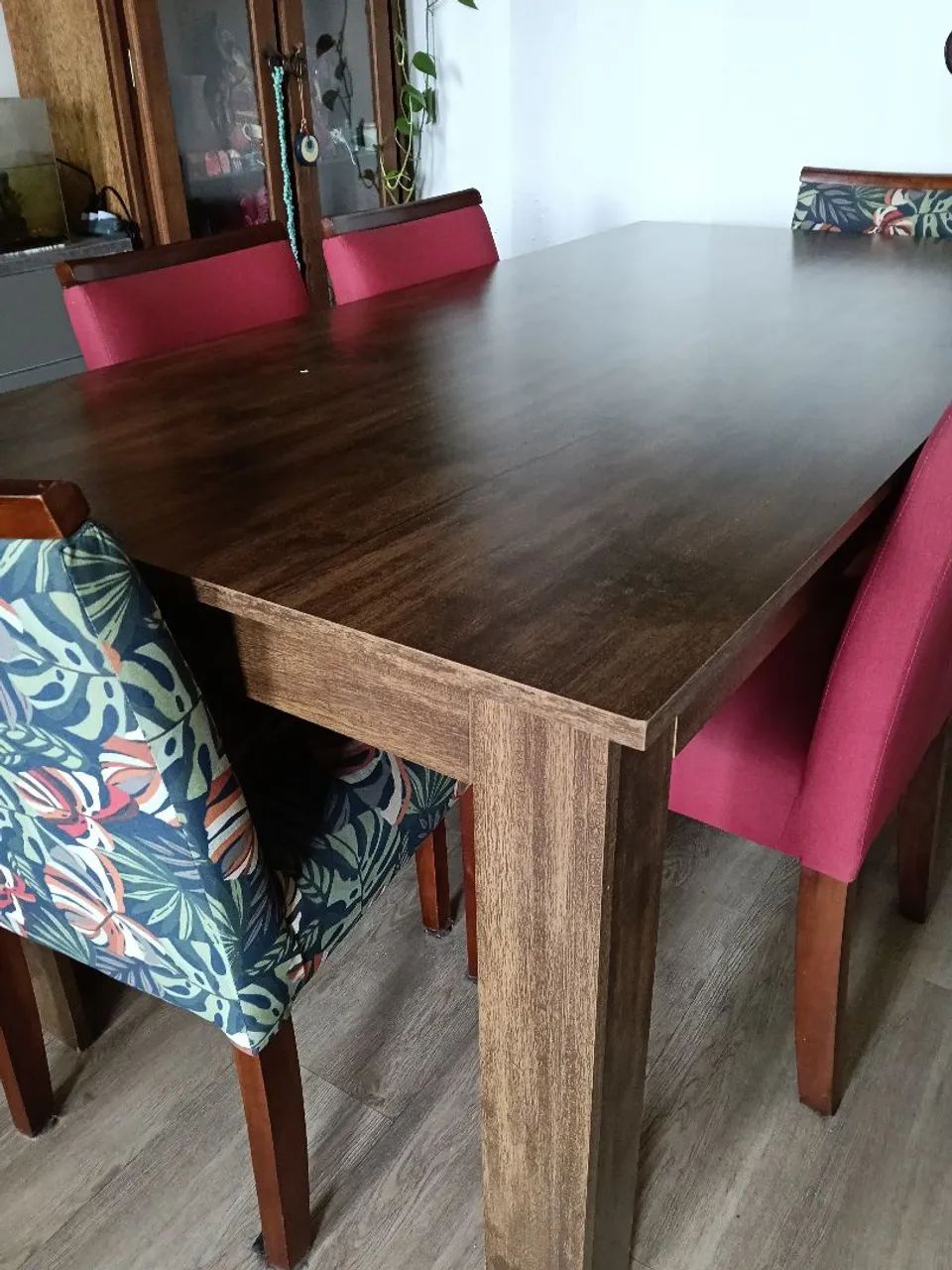 Mesa com 6 cadeiras. Não entrego.