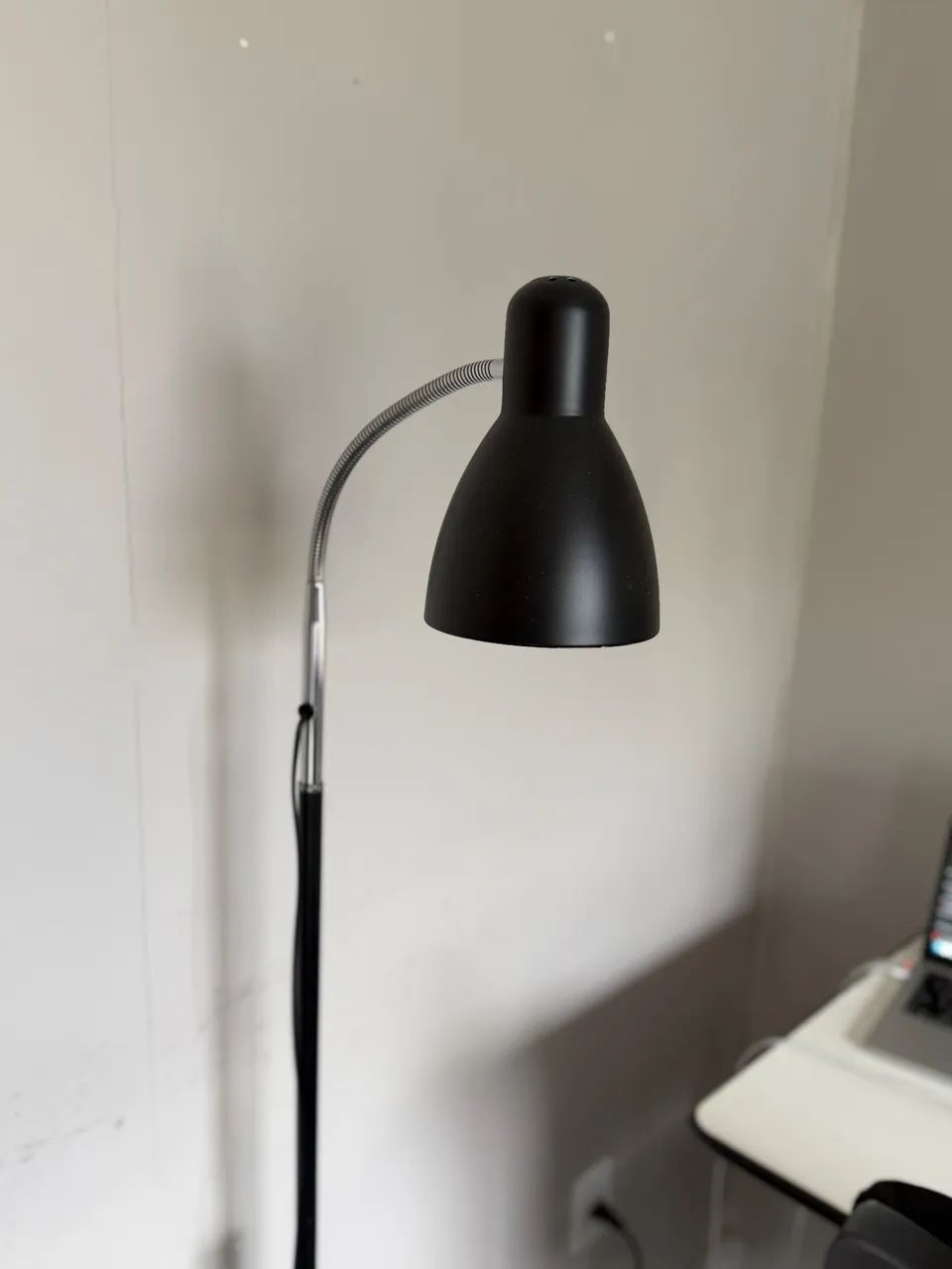 Luminária de Chão Preta com Haste Flexível - Moderna e Regulável - Foto 2