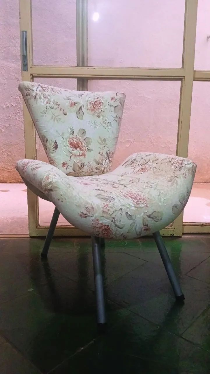 Par de Poltronas Estofadas Florais - Higienizadas e em Ótimo estado.  - Foto 2