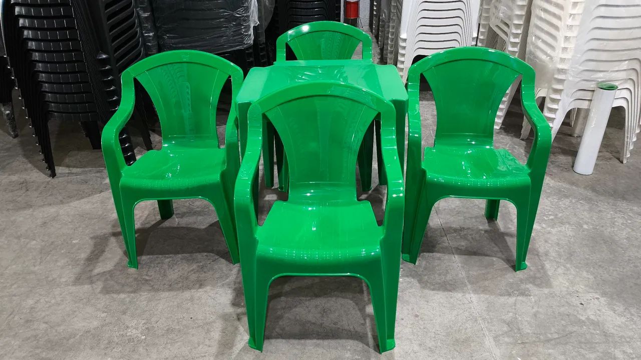Jogo de mesa e 4 cadeiras de plástico cor verde! Suporta 182 Kg.