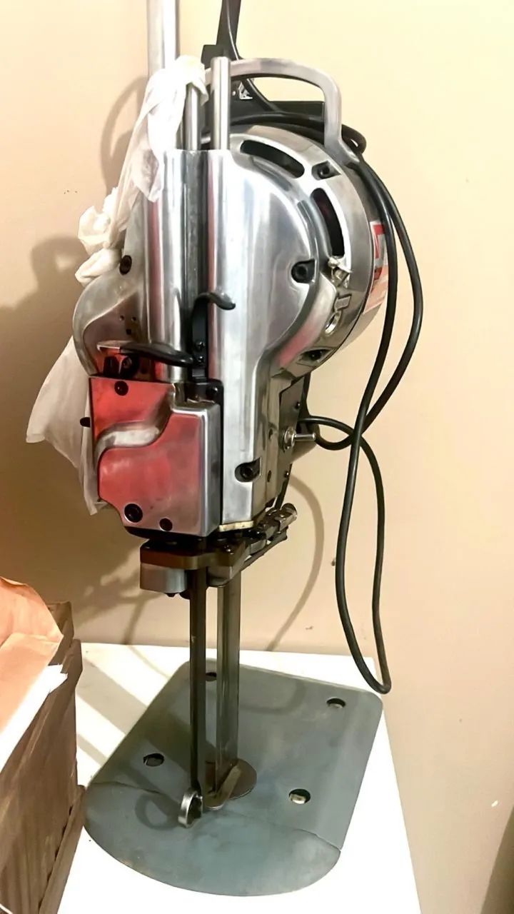 Máquina para corte em tecido 