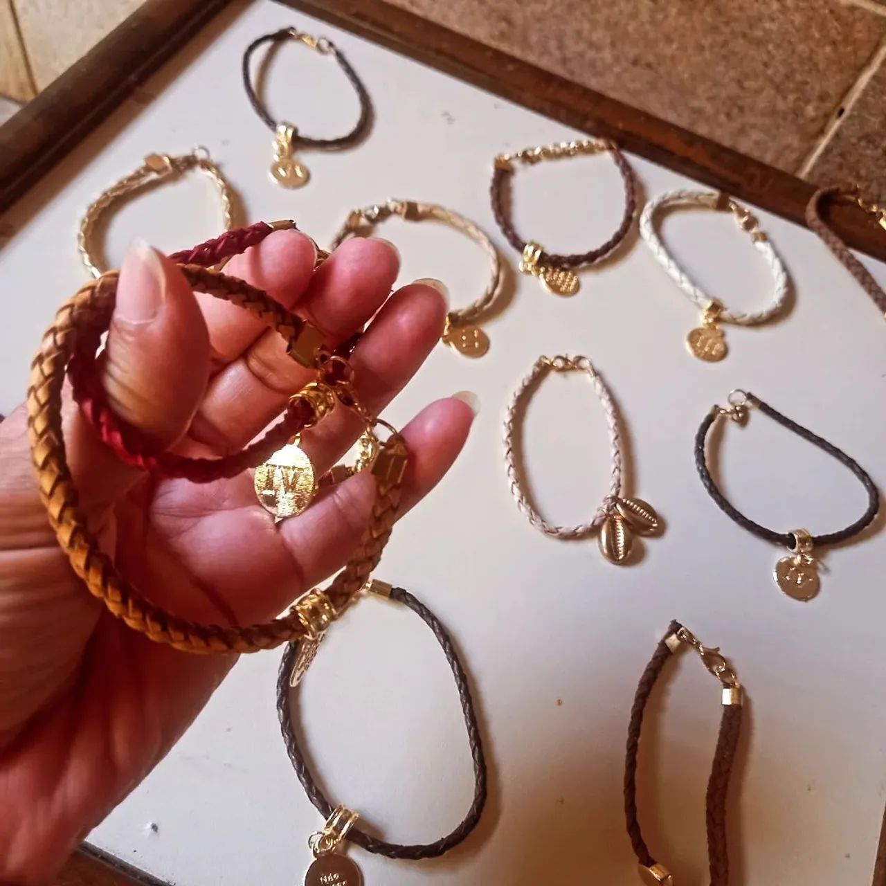 Pulseira courinho com pingente  - Foto 2