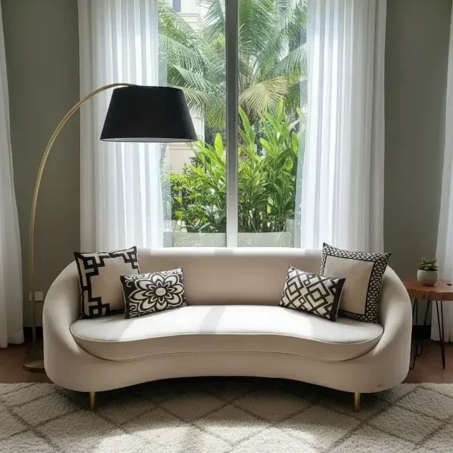 Sofá Em Veludo Jayne Off White Com Pés Dourados (Usado) - Foto 3