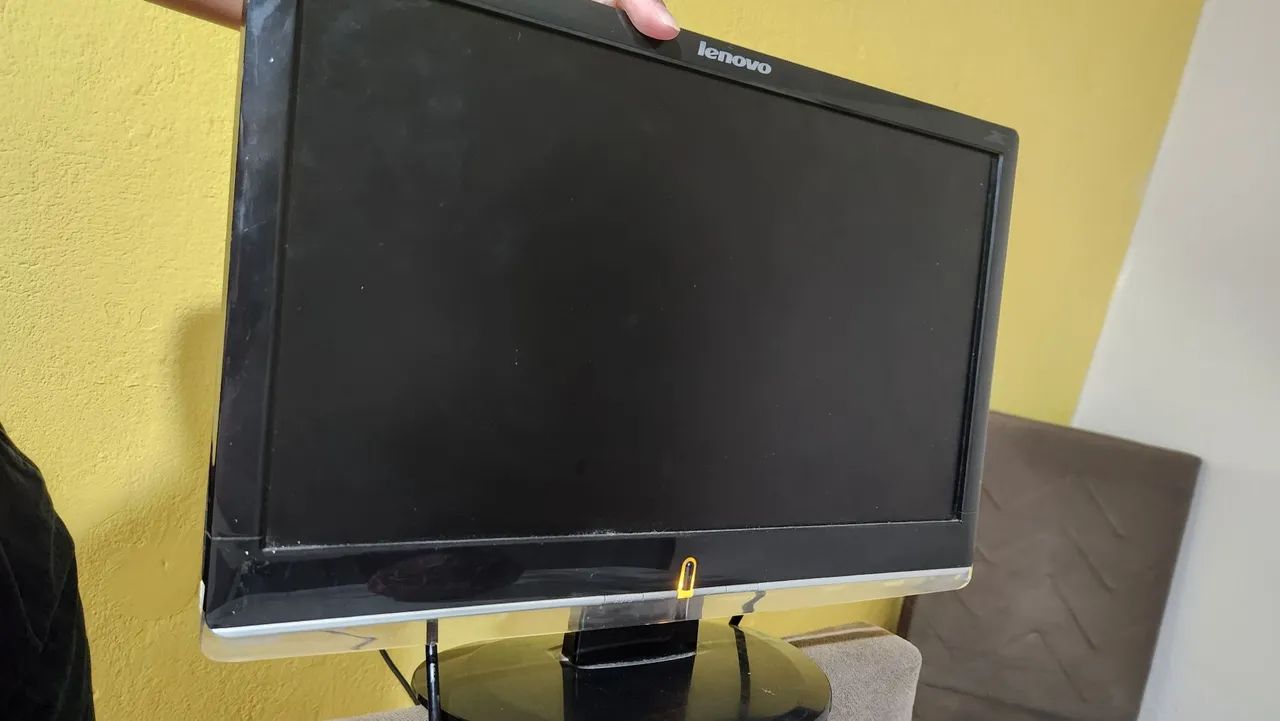 Monitor Lenovo - Usado - Funcionando perfeitamente  - Foto 5