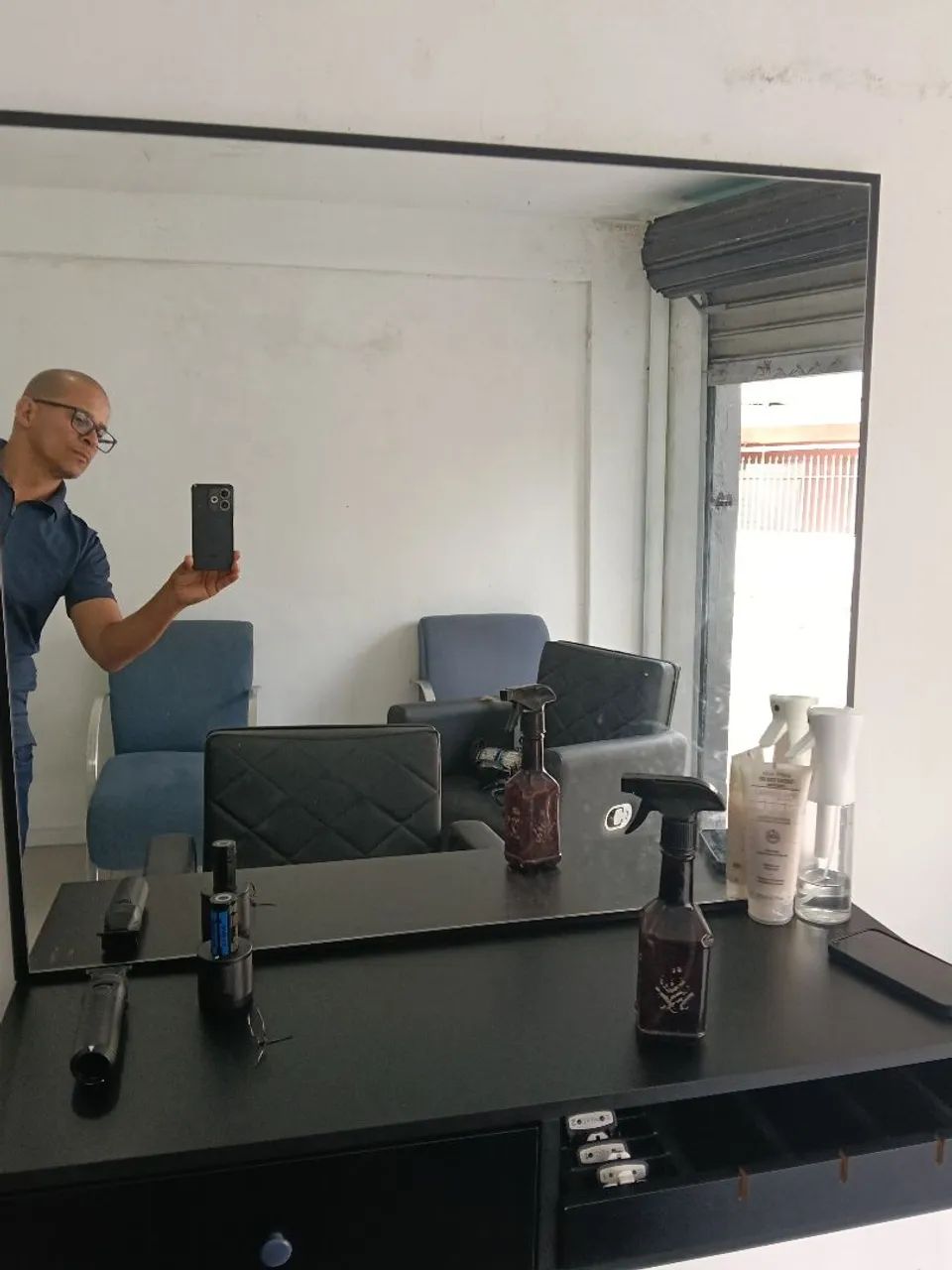 Cadeira de barbeiro e painel com espelho  - Foto 4