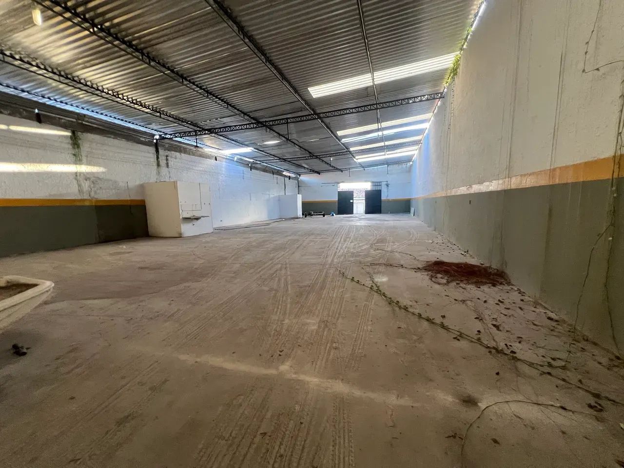 ALUGA-SE OU VENDE-SE GALPÃO COMERCIAL  BAIRRO DO PRADO - Foto 5