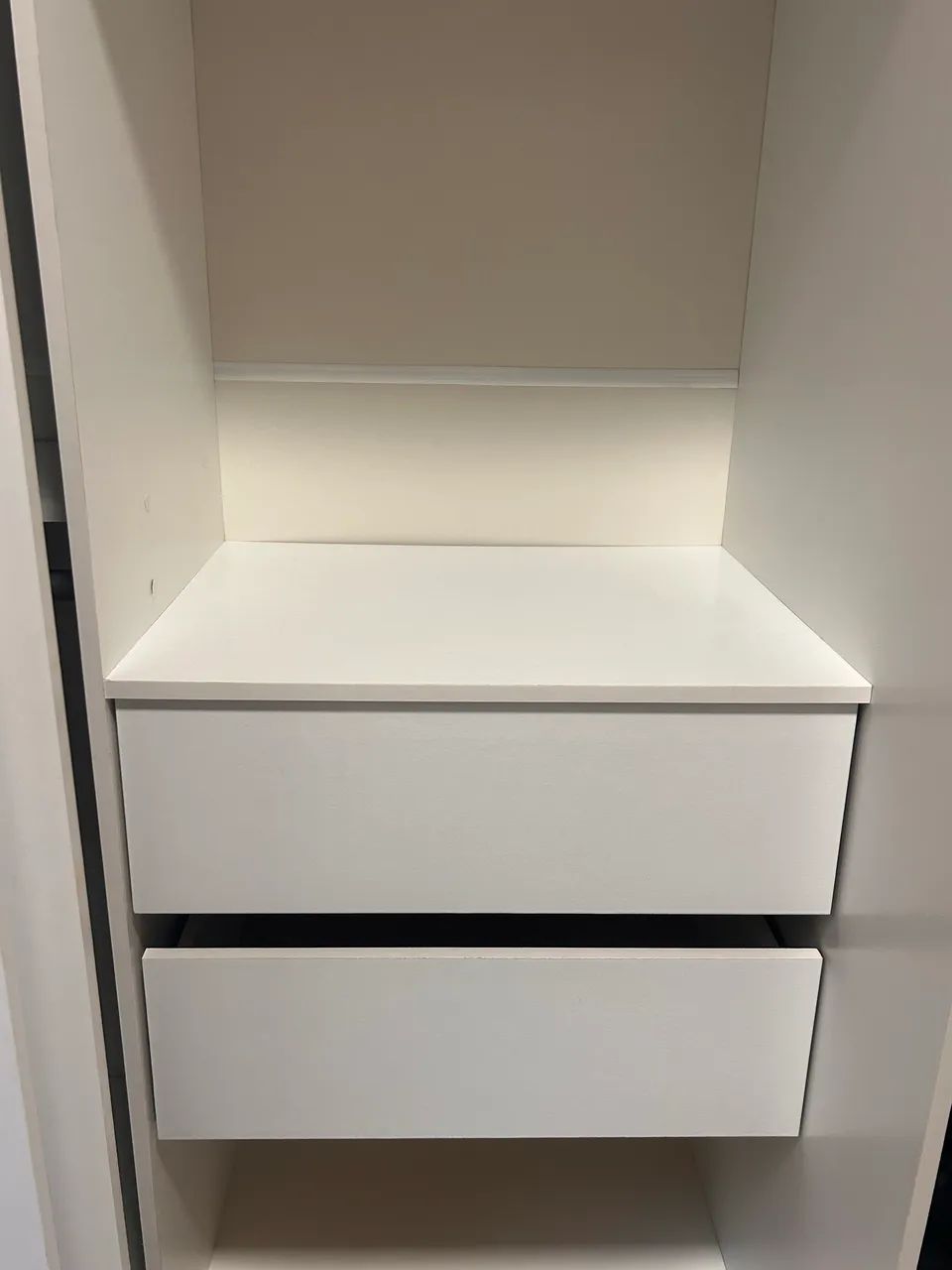 Guarda roupa de solteiro com porta de correr e duas gavetas  - Foto 4