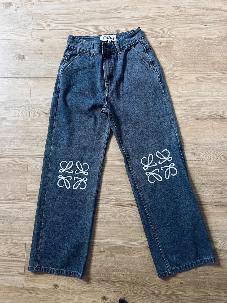 Calça jeans bordado loewe