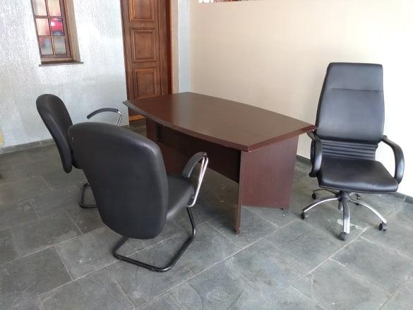 Mesa de Madeira e Cadeiras para seu Escritório R$ 900,00 !!!