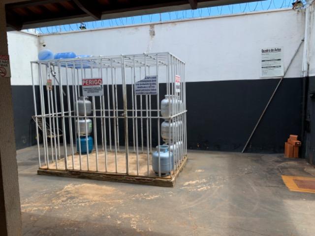 Depósito de gás com residência com piscina no fundo - Foto 4