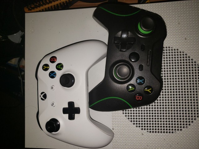 Xbox one s com dois controles 