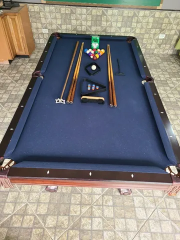 Vista superior da mesa verde de bilhar com bolas e tacos jogo de