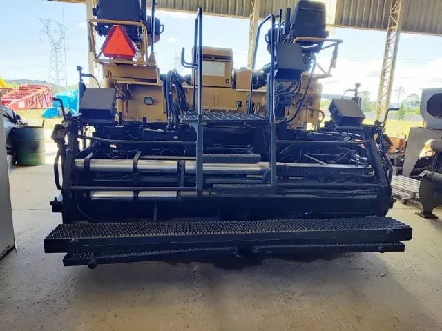 Pavimentadora de Asfalto, marca Caterpillar, modelo 1055D, ano 2011, toda revisada - Foto 3