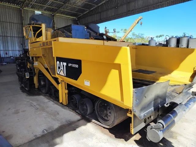 Pavimentadora de Asfalto, marca Caterpillar, modelo 1055D, ano 2011, toda revisada - Foto 4