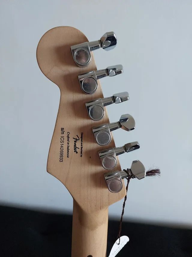 Guitarra Squier Deluxe Stratocaster Daphne Blue