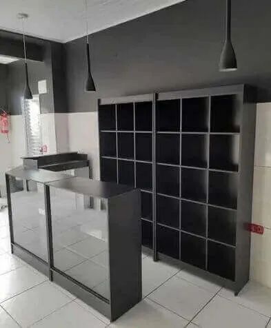 Kit Loja Preto - Balcão Caixa Vitrine em L + 2 Balcões Vitrine + 2 Colmeias