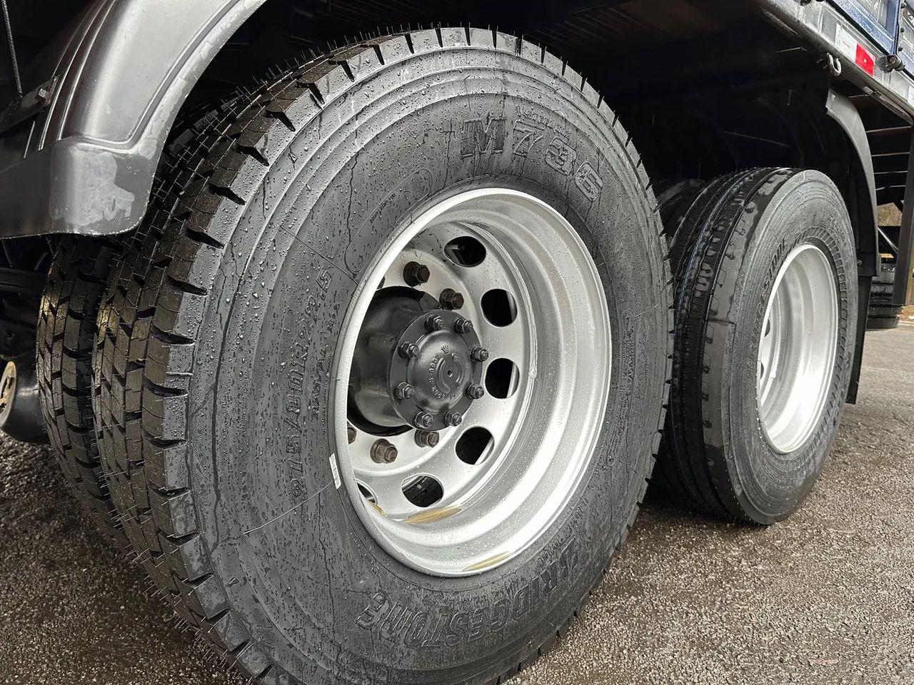 Vw 26260 2024 6x2 truck carroceria 22.000km pneus novos  - Foto 4