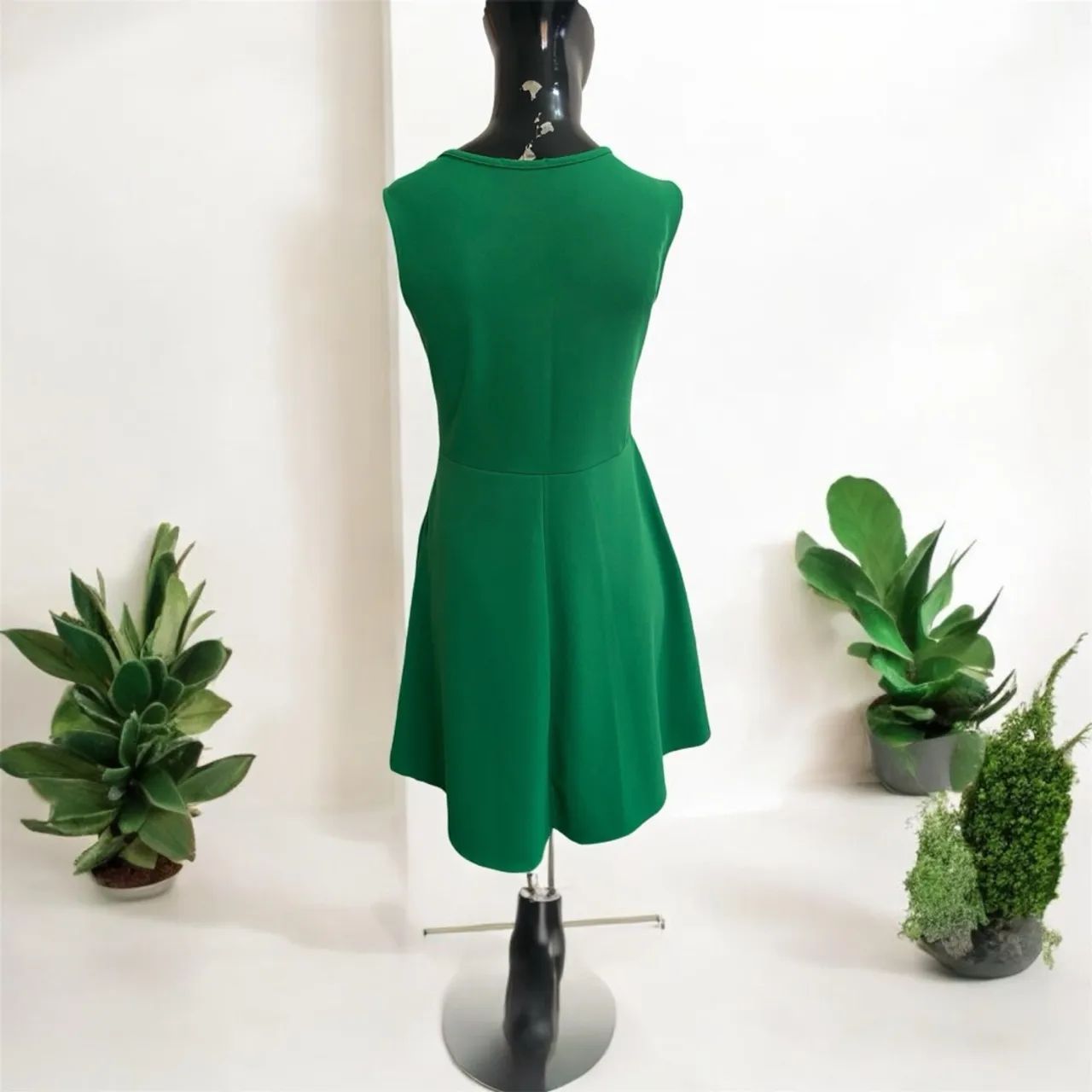 Vestido verde com detalhes em pedrarias - Foto 2