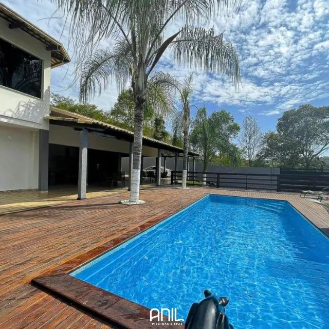 Piscina grande retangular reta 