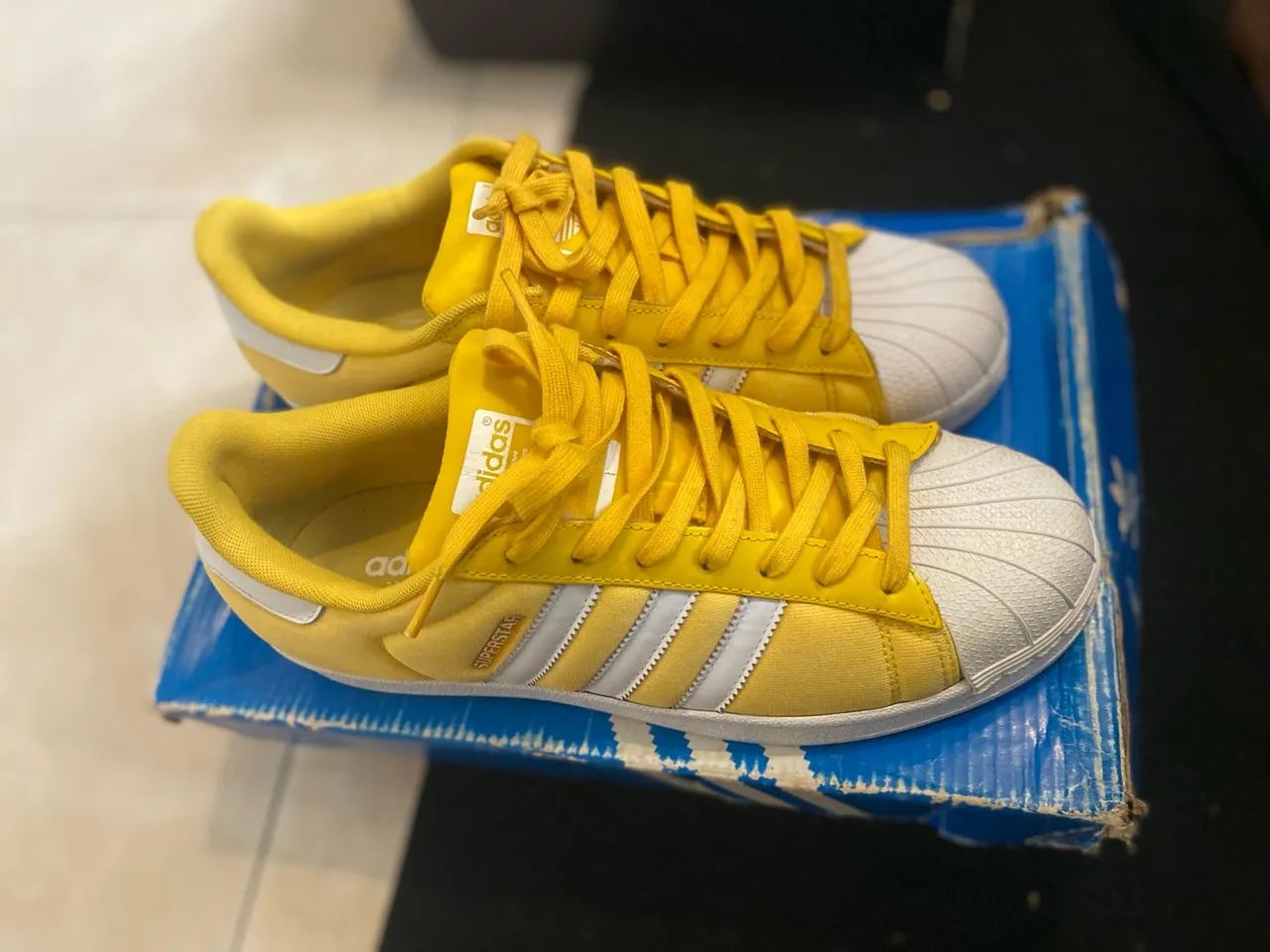 Tenis adidas amarelo orders superstar